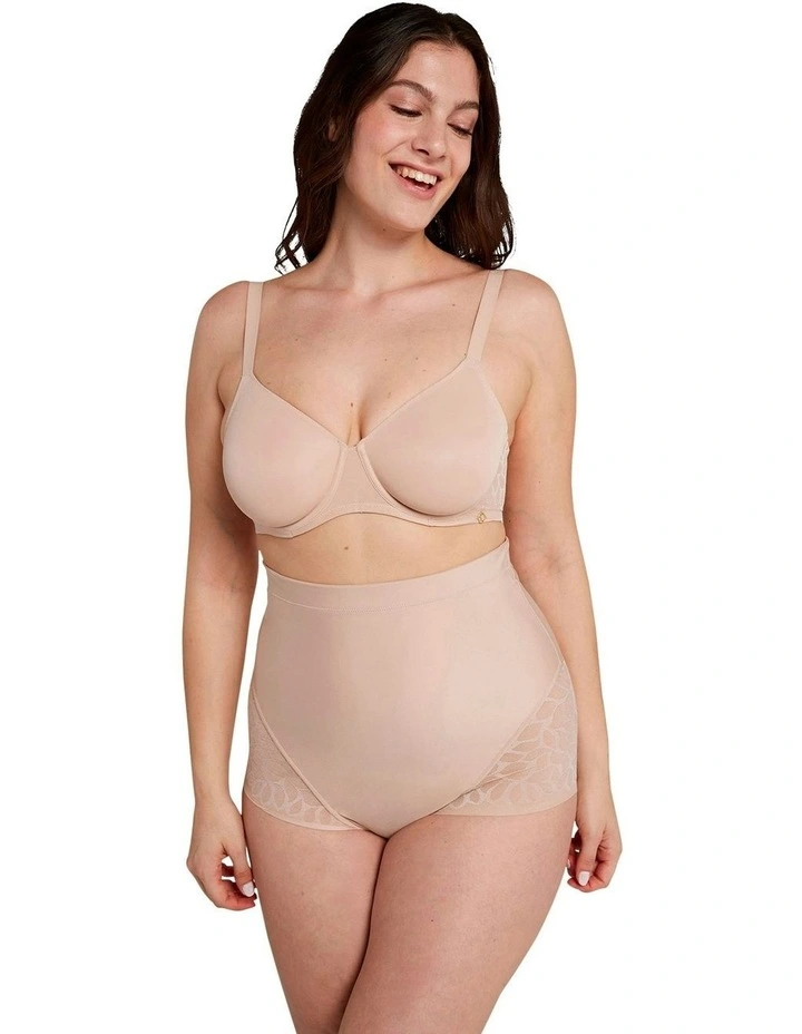 Perfect Curves Wired Minimiser Bra with Lace in Blush image 4