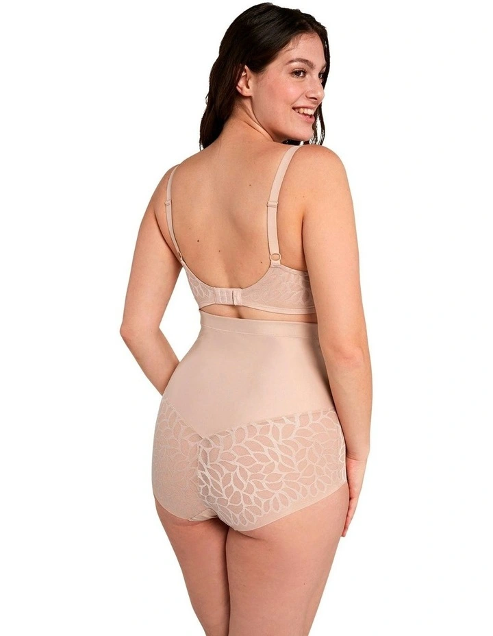 Perfect Curves Wired Minimiser Bra with Lace in Blush image 5