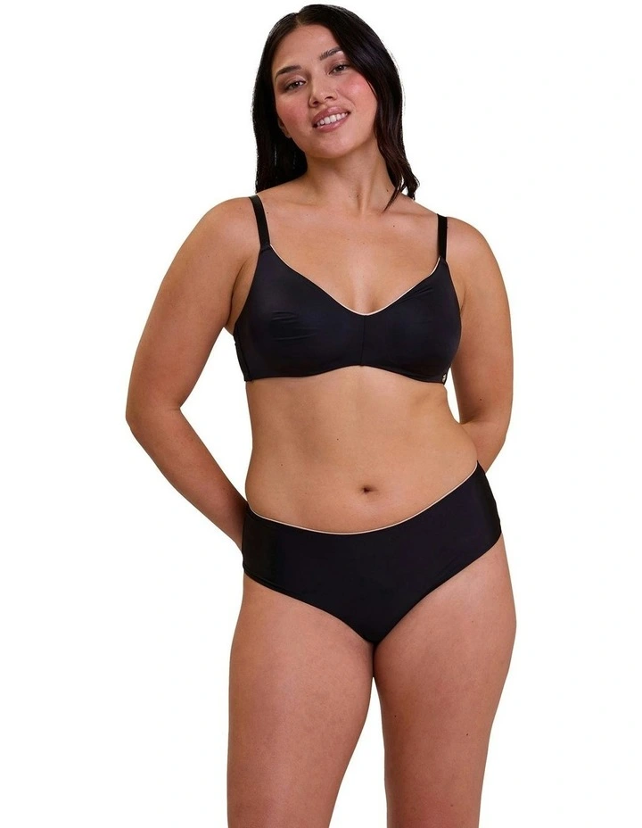 Unseen Smooth Moulded Wirefree Bra in Black image 5