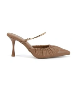 Itzal Court Heels Shoe in Brown Sugar