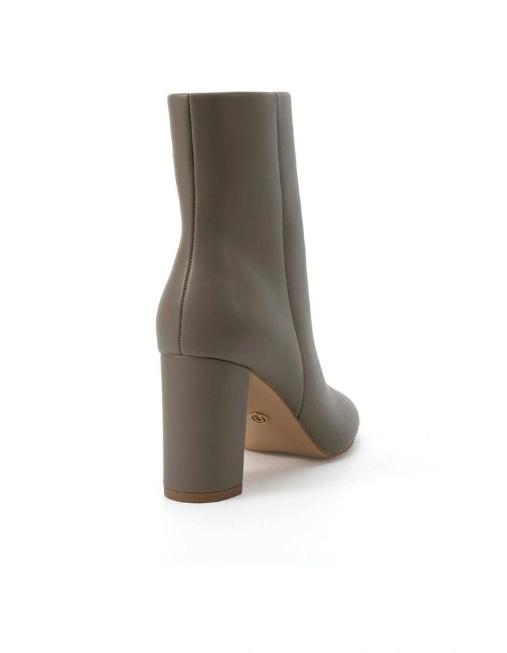 Hollie Boots in Dove image 3