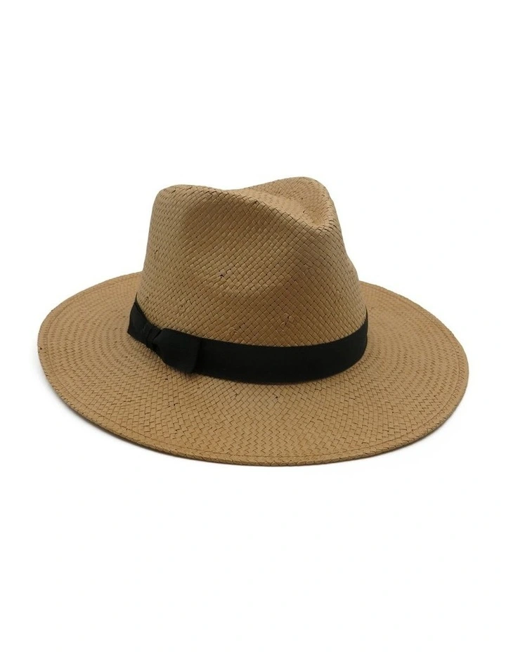 Livia Fedora in Natural image 1