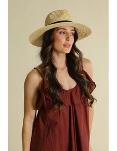 Dion Fedora in Beige