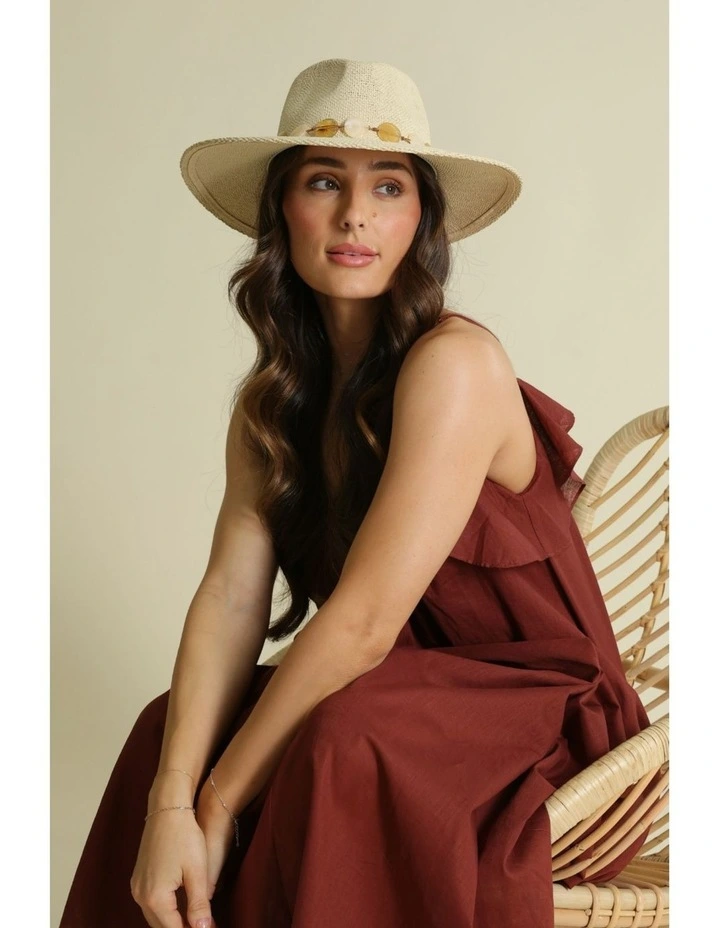 Candice Fedora in Natural image 1