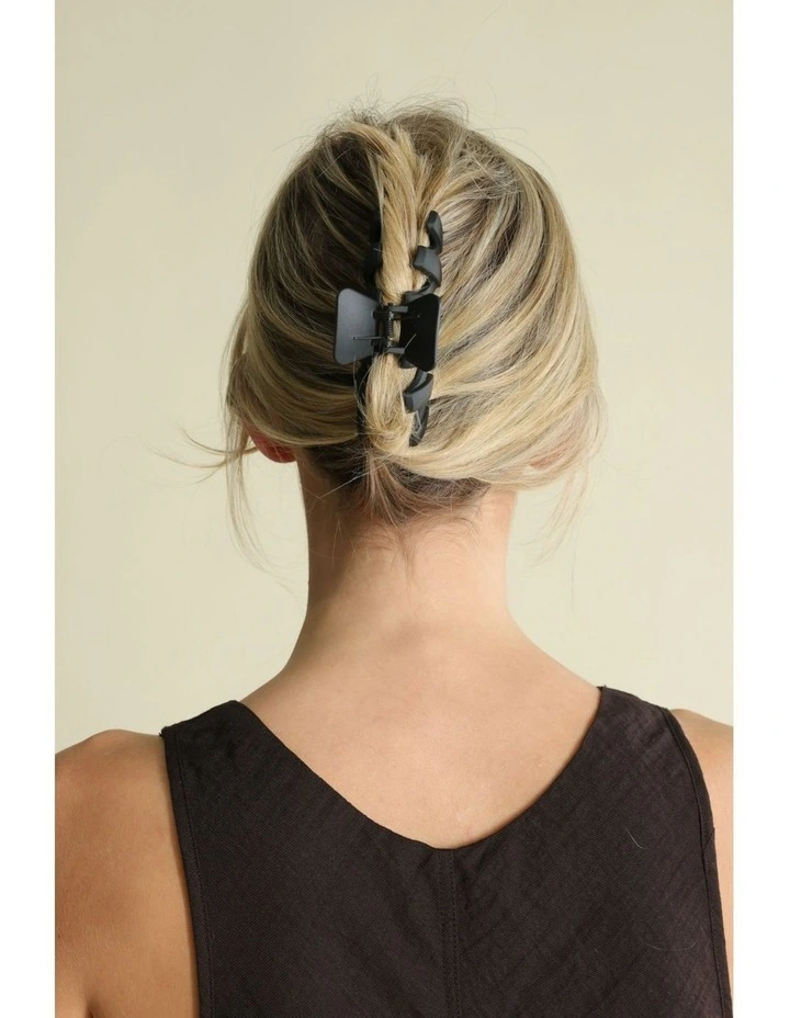 Isha Hair Claw Set in Black image 7