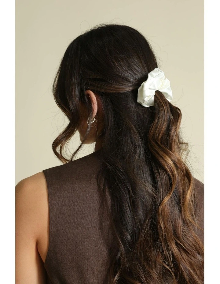 Mara Scrunchie Set in White image 2