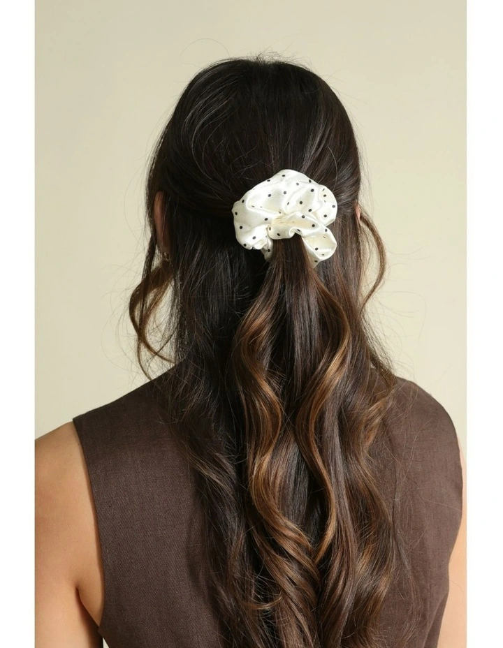 Mara Scrunchie Set in White image 2