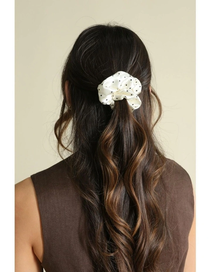 Mara Scrunchie Set in White image 3
