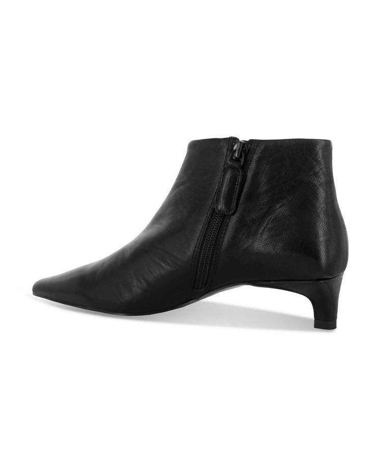 Heloise I in Black image 5