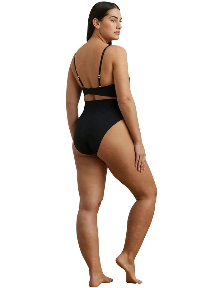 Luxe Smoothing Lightly Lined Wirefree Seamless Bralette in Black image 4