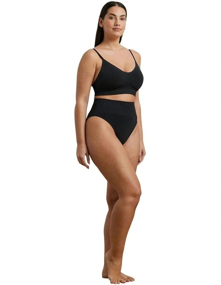 Luxe Smoothing Lightly Lined Wirefree Seamless Bralette in Black image 5