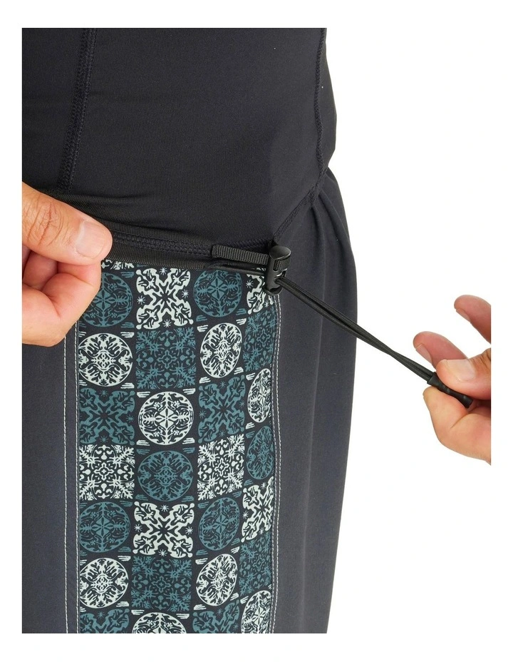 Short-Sleeved Surf Top T-shirt in Smoked Black image 4