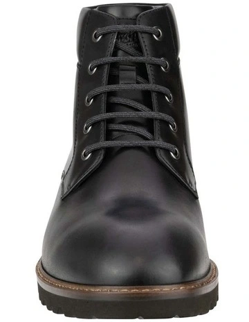Renegade Chukka Boots in Black