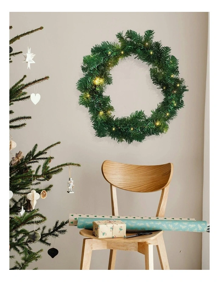 Pre-Lit Timberland Spruce Wreath Medium in Green image 3