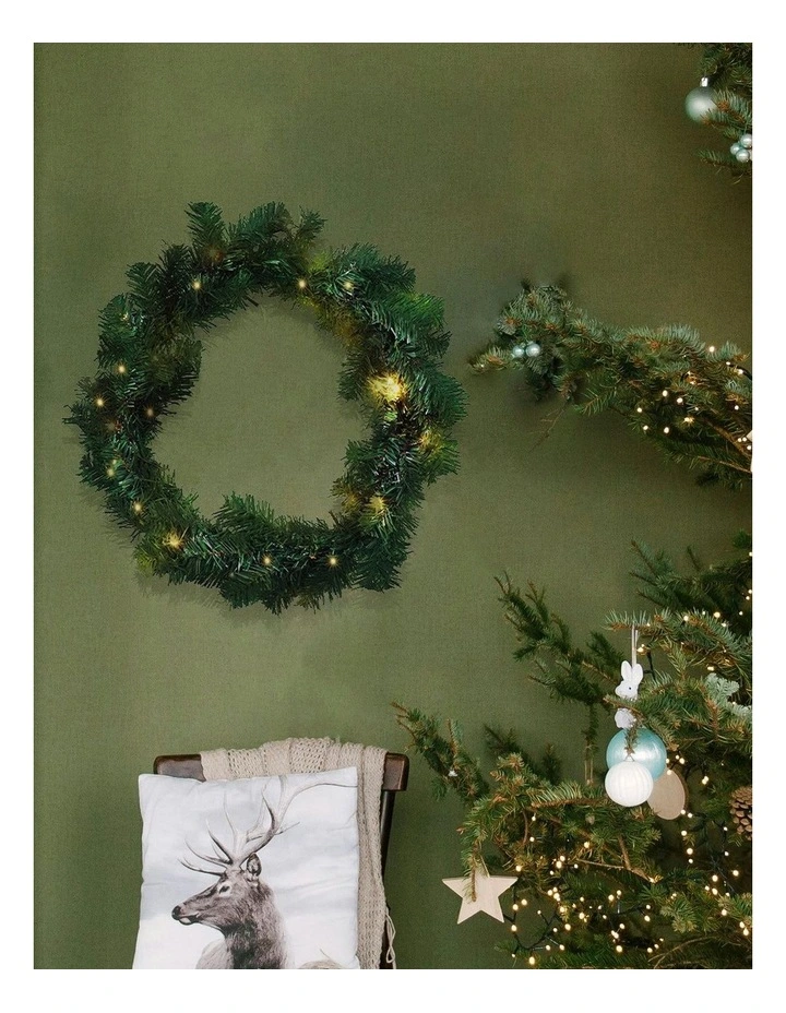 Pre-Lit Timberland Spruce Wreath Medium in Green image 4