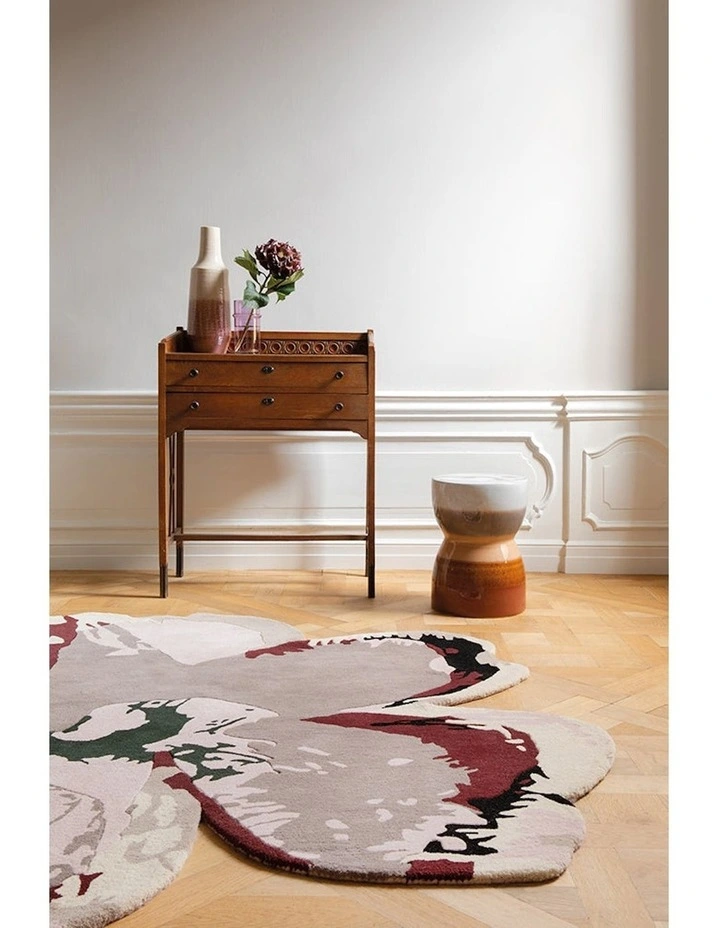 Shaped Magnolia Rug 162303 in Burgundy image 2