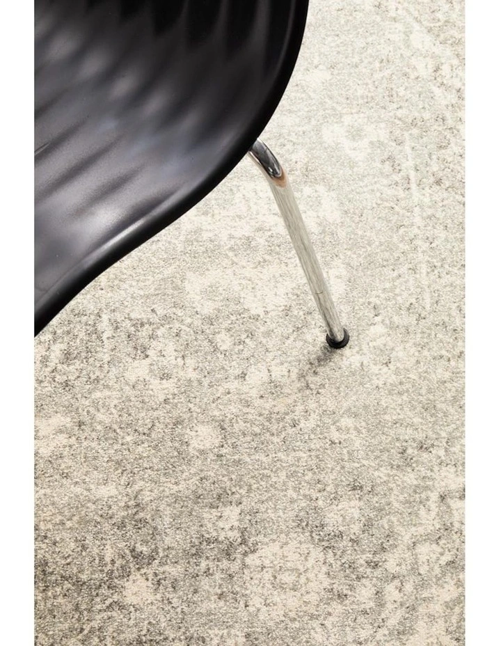 Evoke Shine Transitional Round Rug in Silver image 5