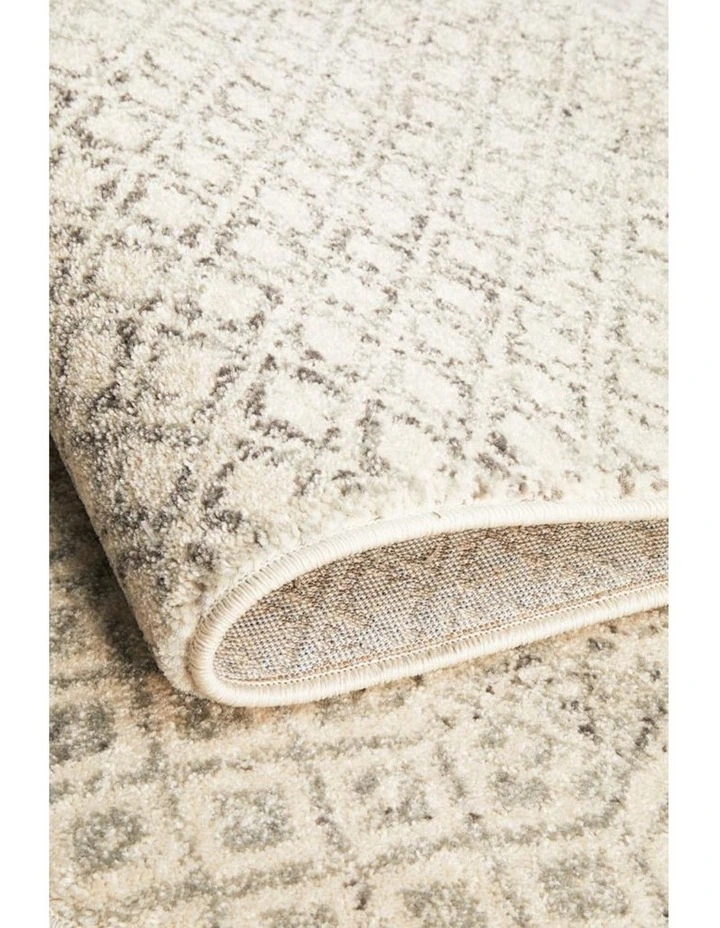 Evoke Diamond Transitional Rug in Grey image 2