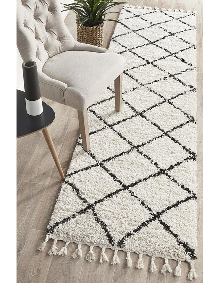 Rug Culture Saffron 22 Runner Rug In White/Black image 2