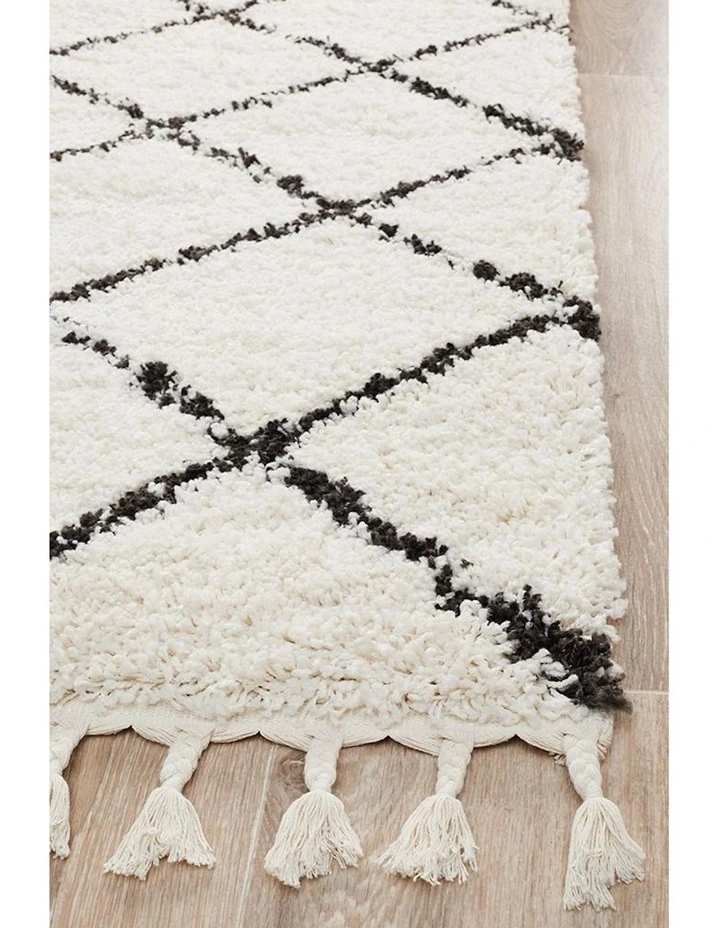 Rug Culture Saffron 22 Runner Rug In White/Black image 4