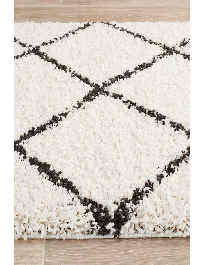 Rug Culture Saffron 22 Runner Rug In White/Black image 5