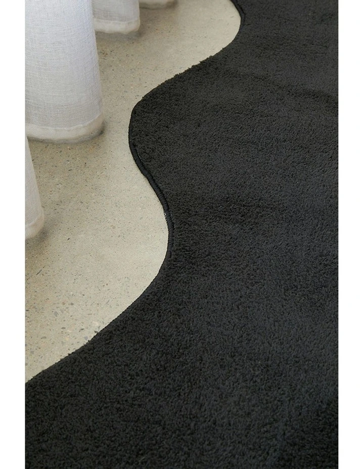 Evelyn Rug in Black image 4
