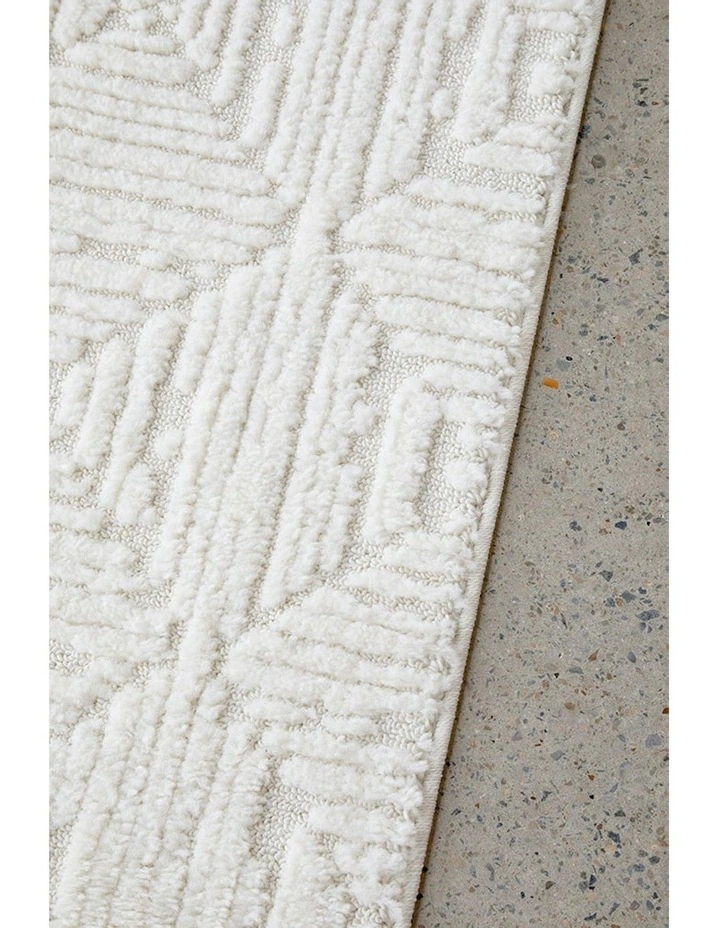 Serenade Shilo Runner Rug in White image 4