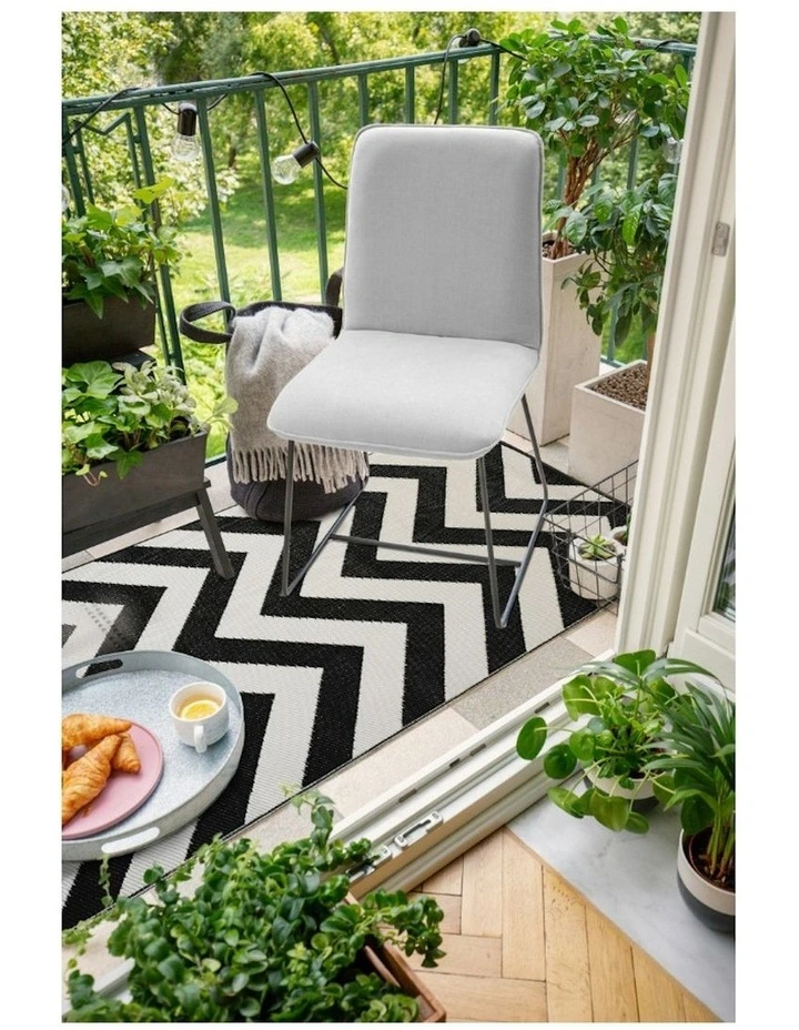Laguna Recycled Plastic Rug in Black image 2