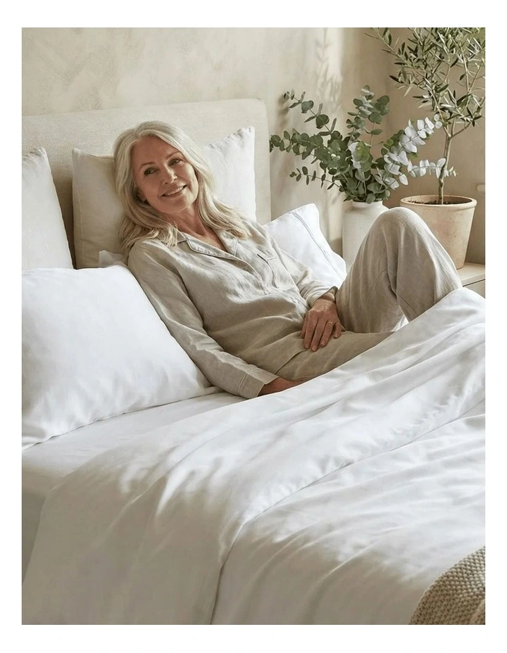 Signature Sateen Sheet Set in White image 3