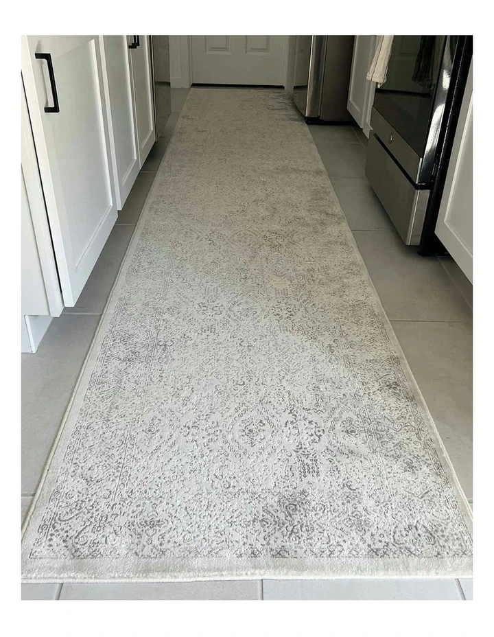 Madison Traditional Distressed Runner Rug in Ivory/Grey image 2