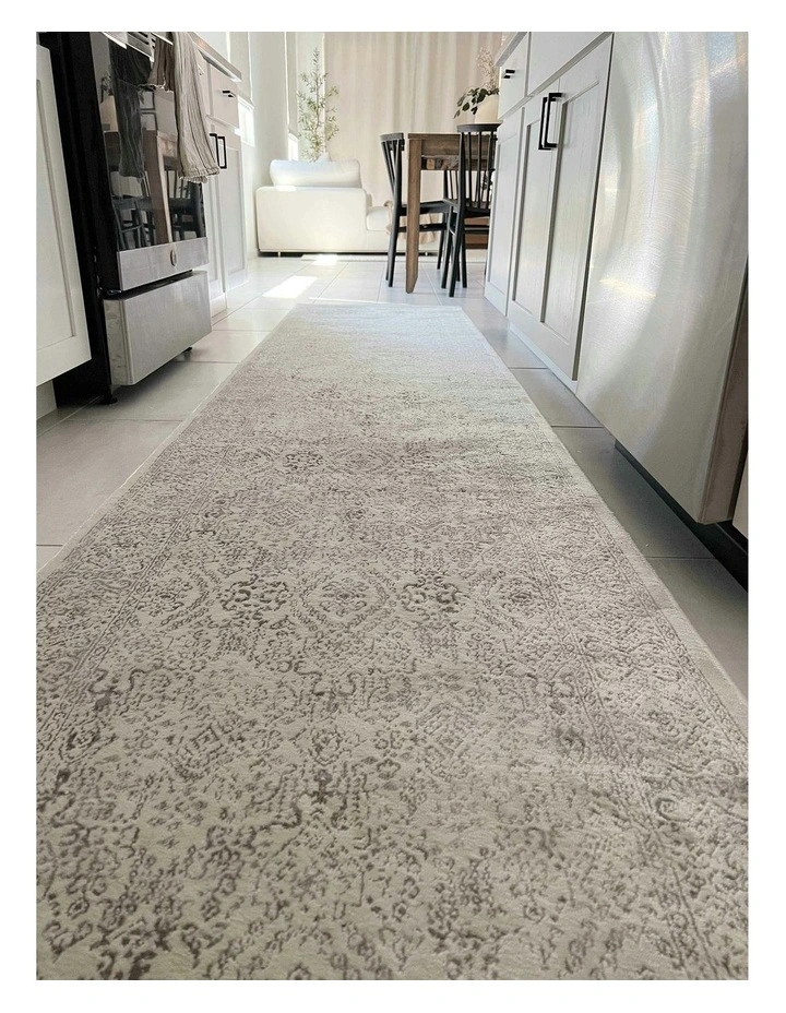 Madison Traditional Distressed Runner Rug in Ivory/Grey image 3