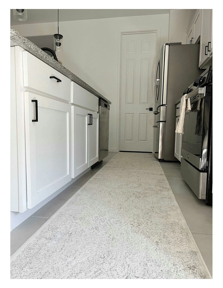 Madison Traditional Distressed Runner Rug in Ivory/Grey image 4