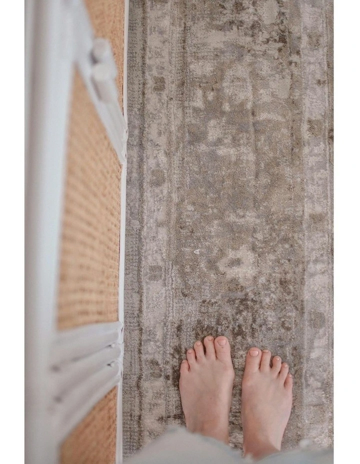 Morgan Transitional Distressed Medallion Rug in Beige/Brown image 5