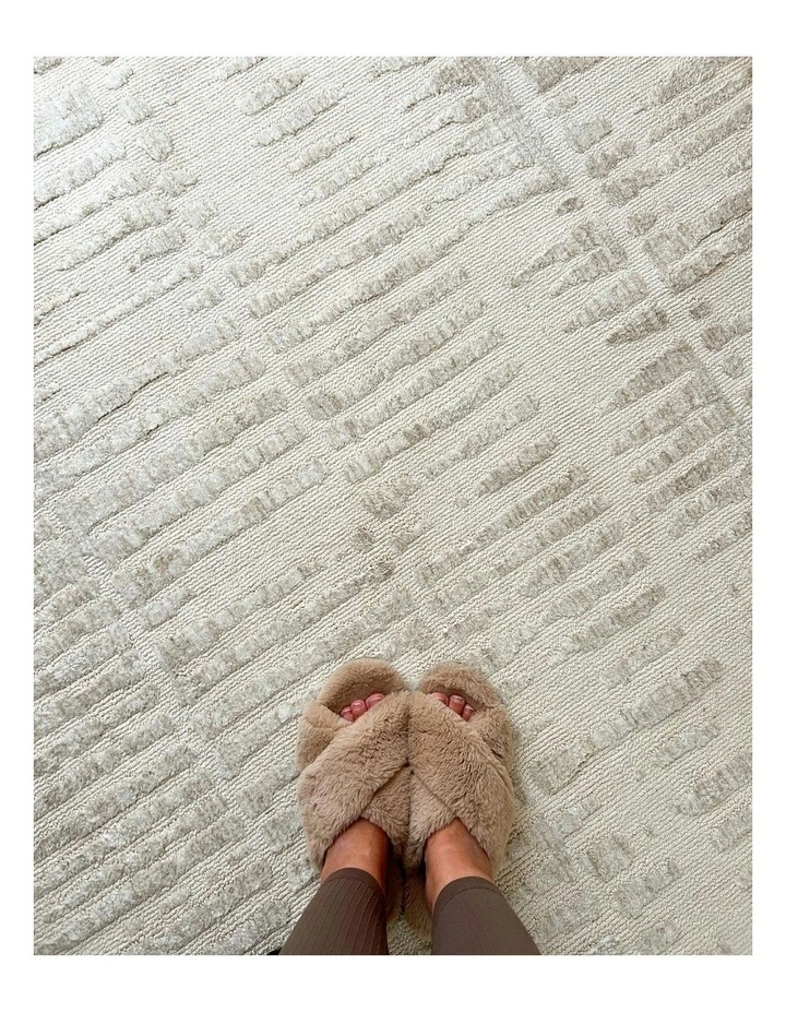 Nahba Textured Tribal Round Rug in Ivory/Cream image 6