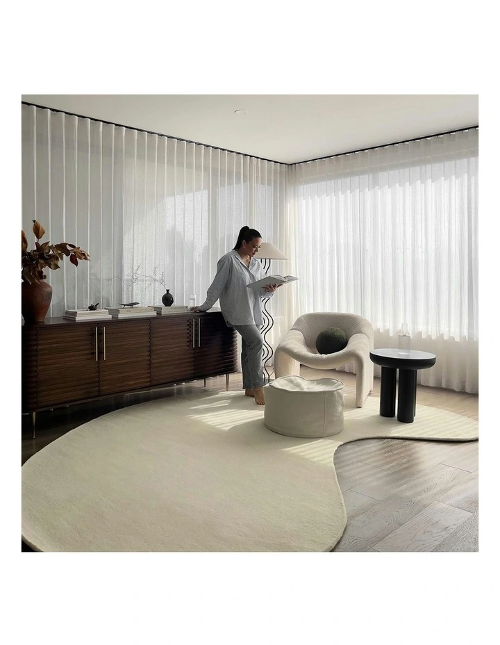 Vanni Solid Curved Wool Rug in Cream image 3