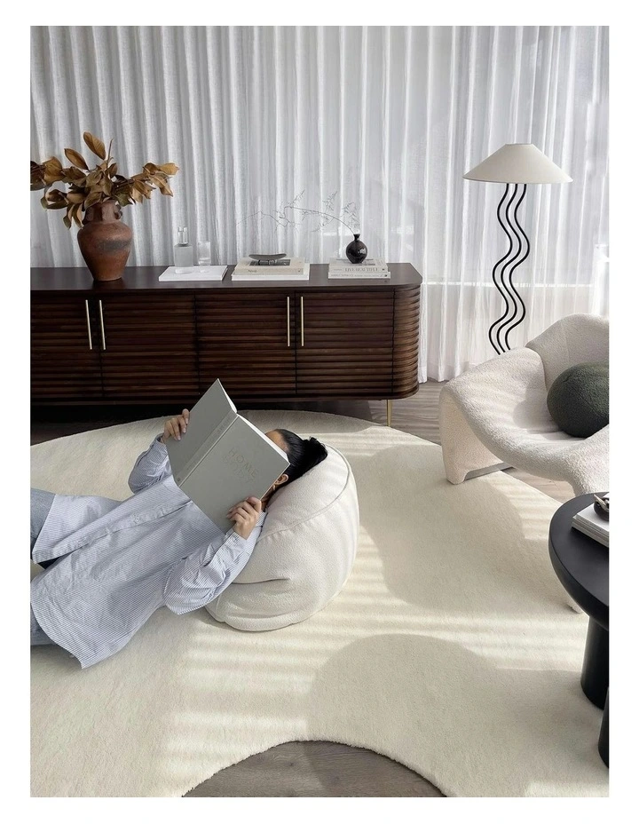 Vanni Solid Curved Wool Rug in Cream image 4