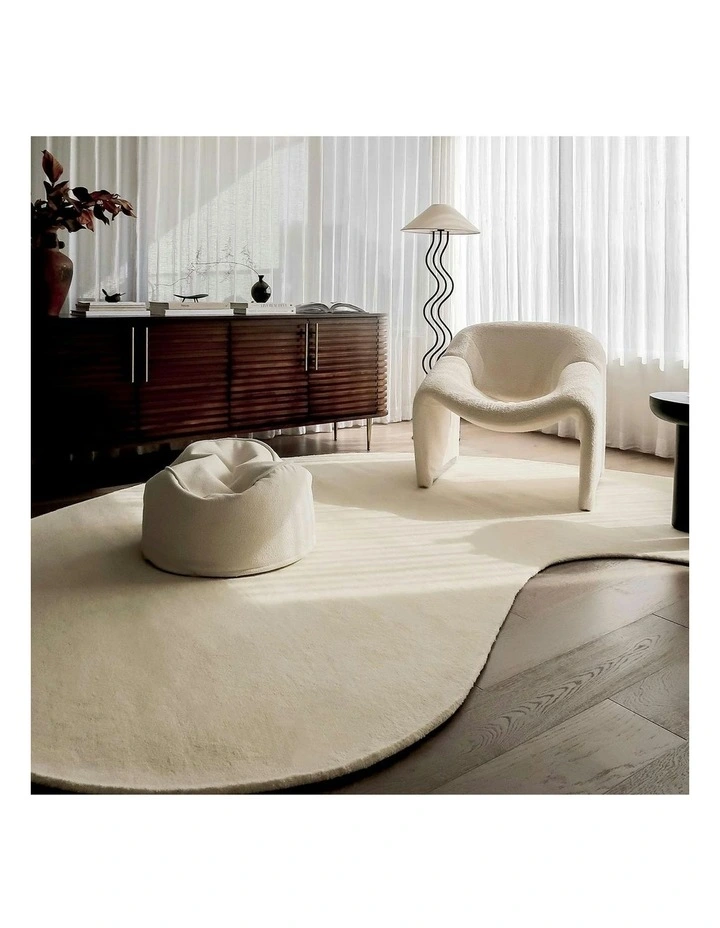 Vanni Solid Curved Wool Rug in Cream image 5