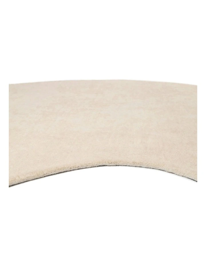 Vanni Solid Curved Wool Rug in Cream image 7