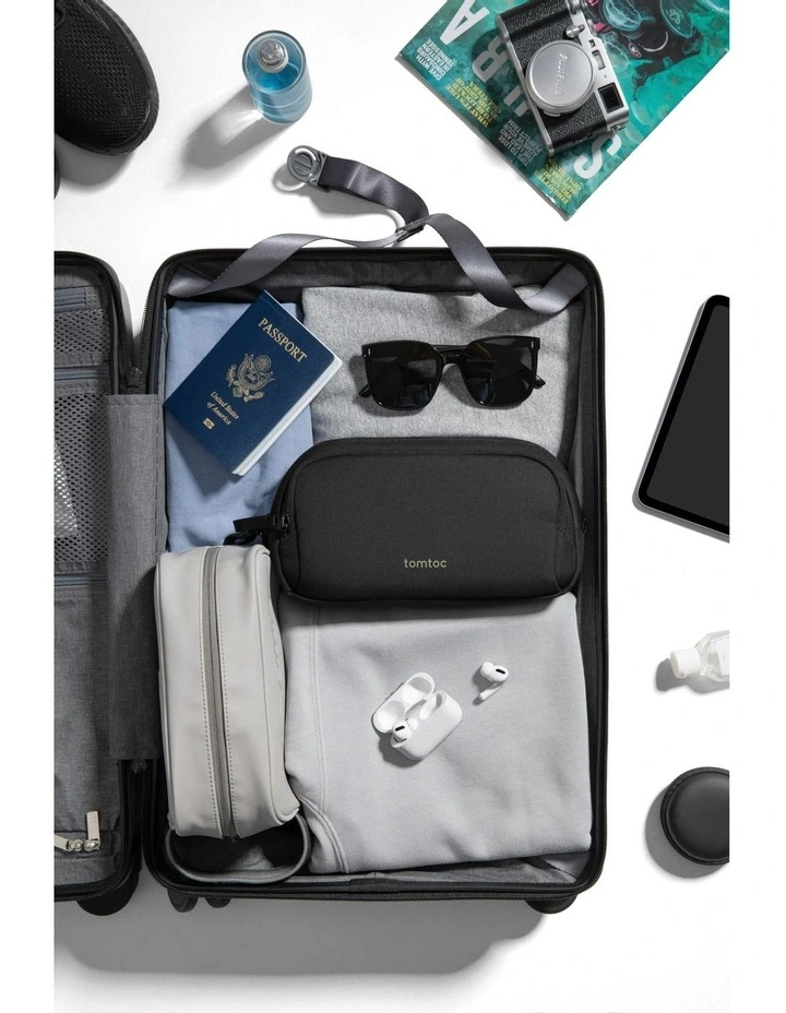 Light Electronic Accessory Pouch 1.8L in Black image 4