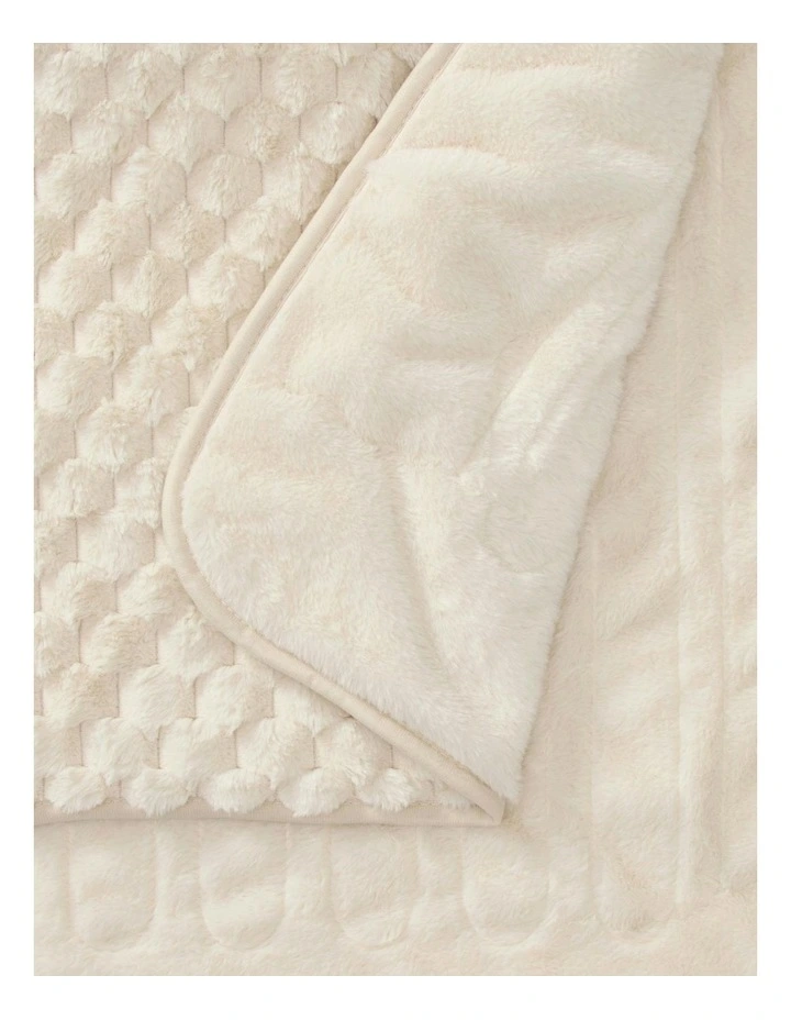 Emmett Textured Faux Fur Heated Throw 130x160cm in Cream image 3