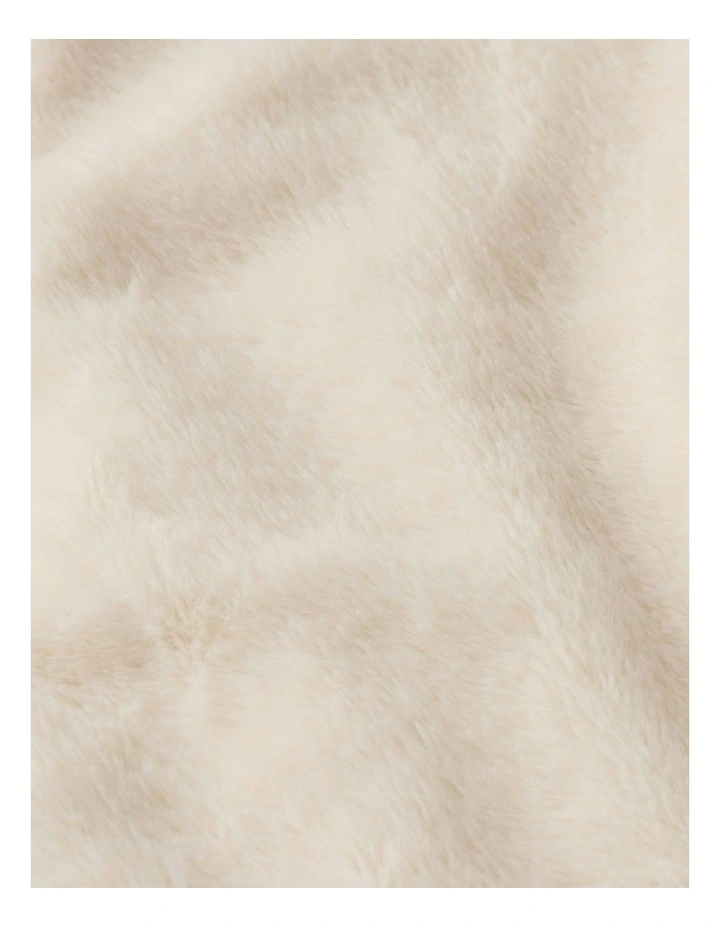 Emmett Textured Faux Fur Heated Throw 130x160cm in Cream image 5