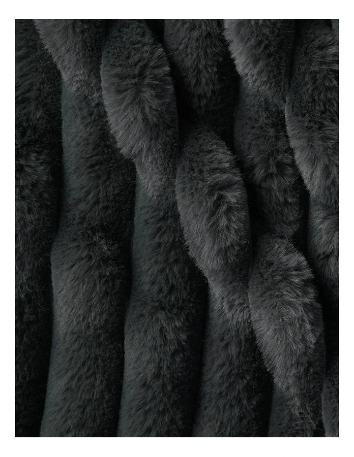 Chunky Embossed Fleece Heated Throw in Charcoal image 6