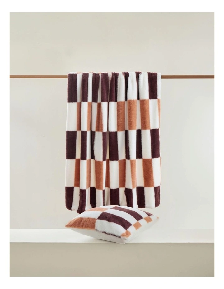 Alma Faux Fur Throw in Chocolate Mousse image 7