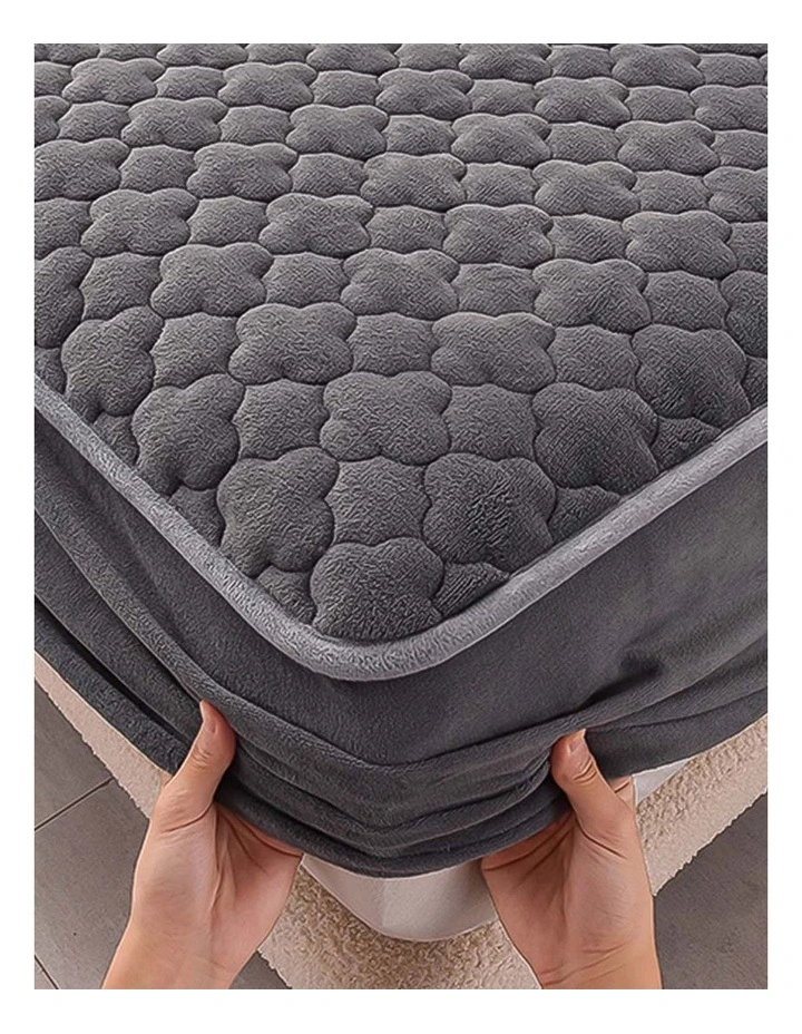 Wide Mattress Cover Thick Quilted Fleece Clover Bed Protector with Pillow Covers 138cm x2 in Grey image 4