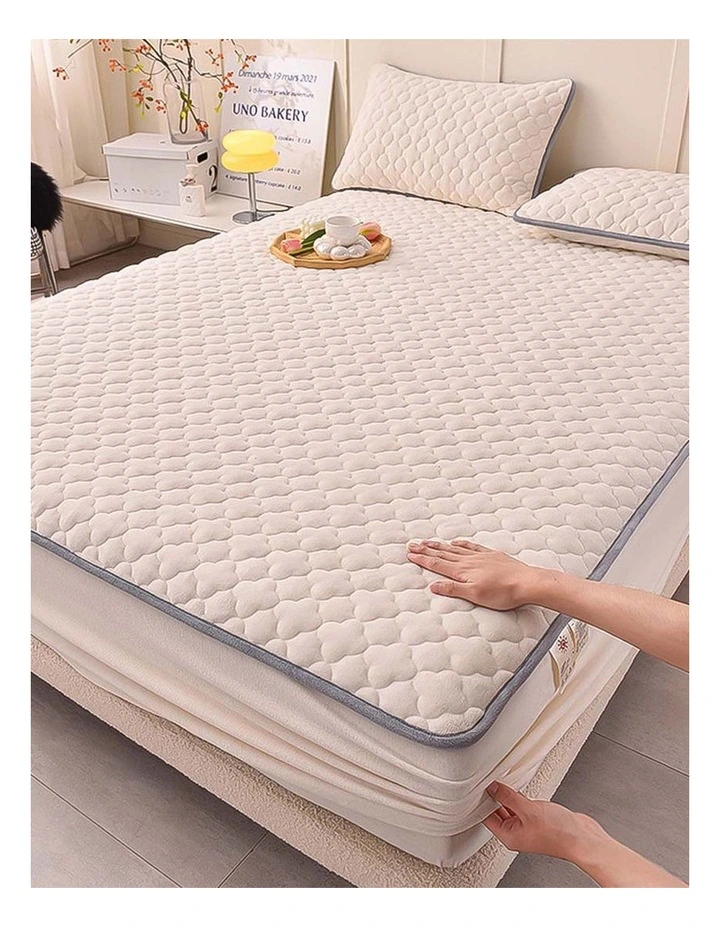 Mattress Fleece Clover Bed Protector 138cm in Beige image 1