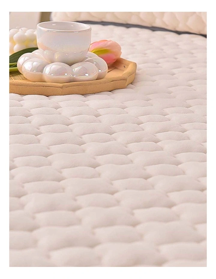 Mattress Fleece Clover Bed Protector 138cm in Beige image 2
