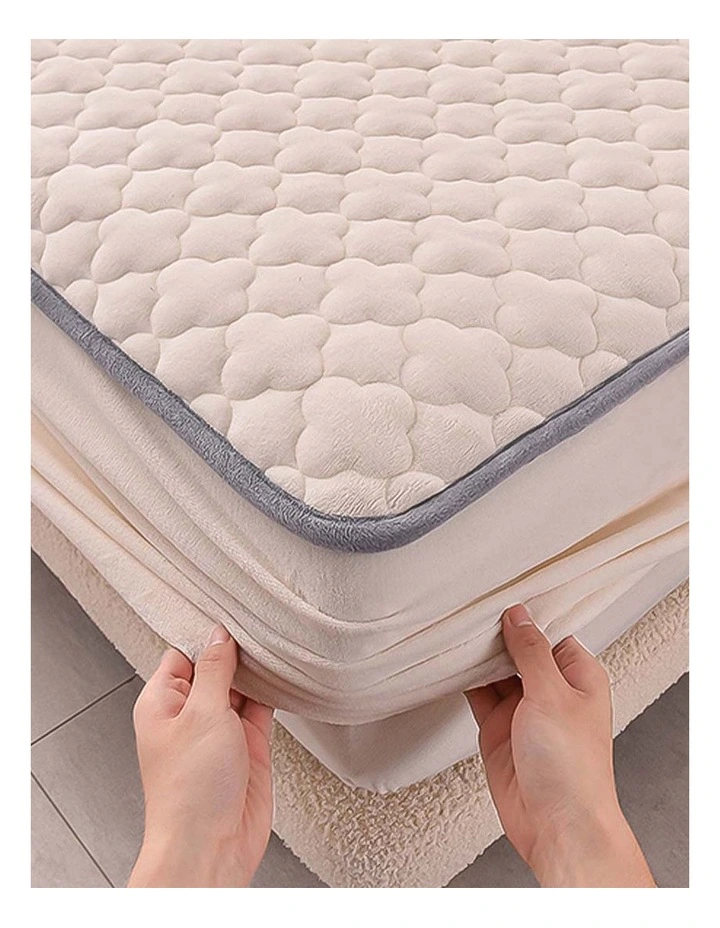 Mattress Fleece Clover Bed Protector 138cm in Beige image 4