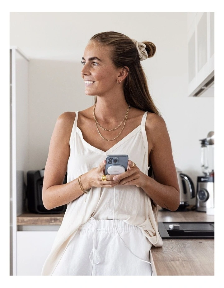 Aura Mini Mag Phone Charger Fast-Charge in White image 5