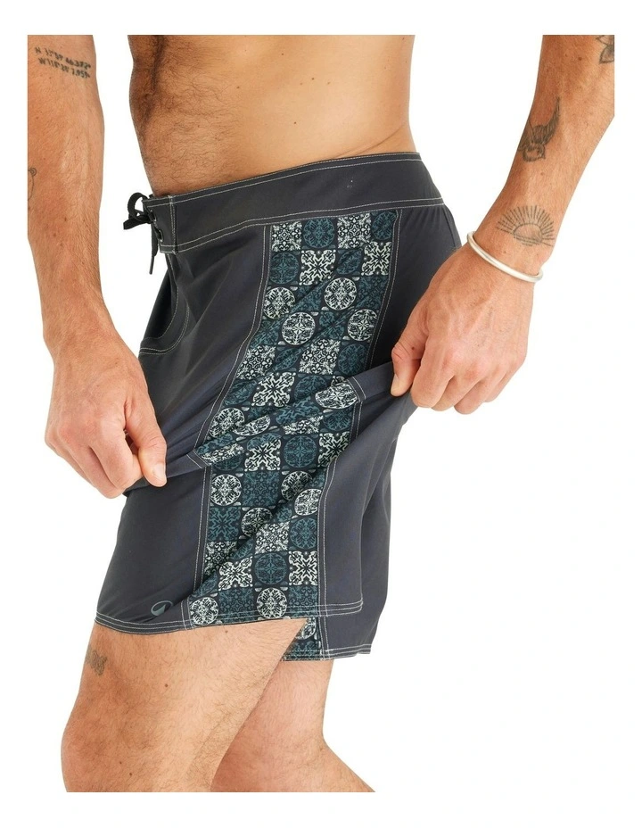 Surf 500 Long Arch Taow Boardshorts 19 Inch in Black image 3