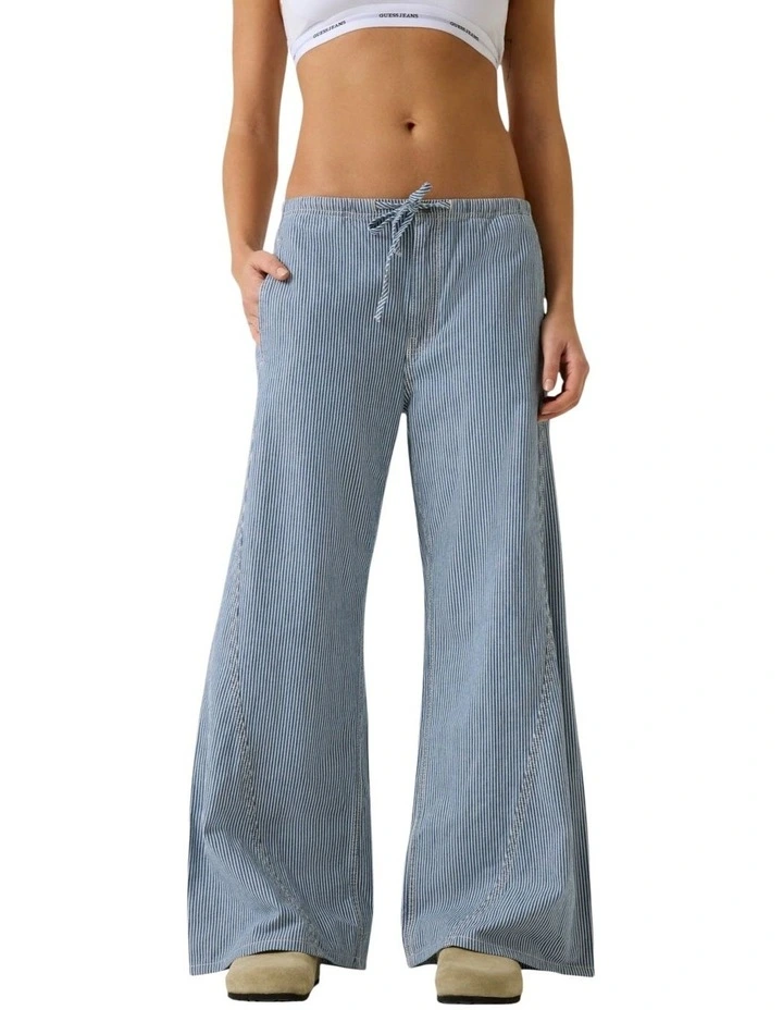 Guess Jeans Multi Low-Rise Jogger Twisted Extrawide Jeans in Blue image 2